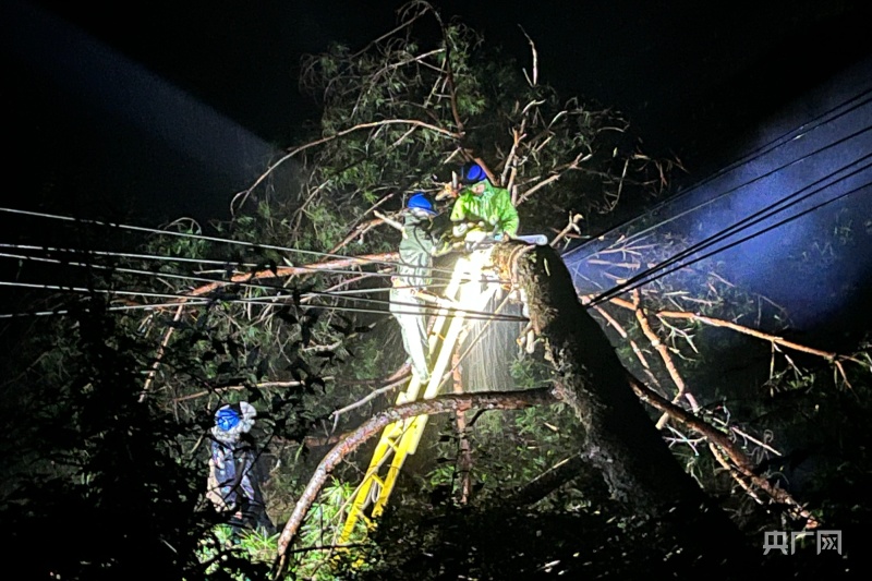 Kaiyun体育网站：致敬逆行者！龙岩市多部门奔赴一线抢险救援(图2)