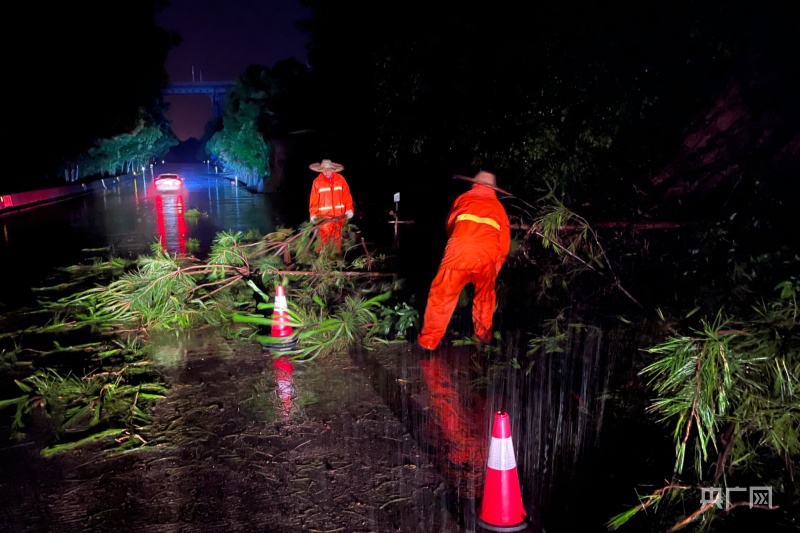 Kaiyun体育网站：致敬逆行者！龙岩市多部门奔赴一线抢险救援(图1)
