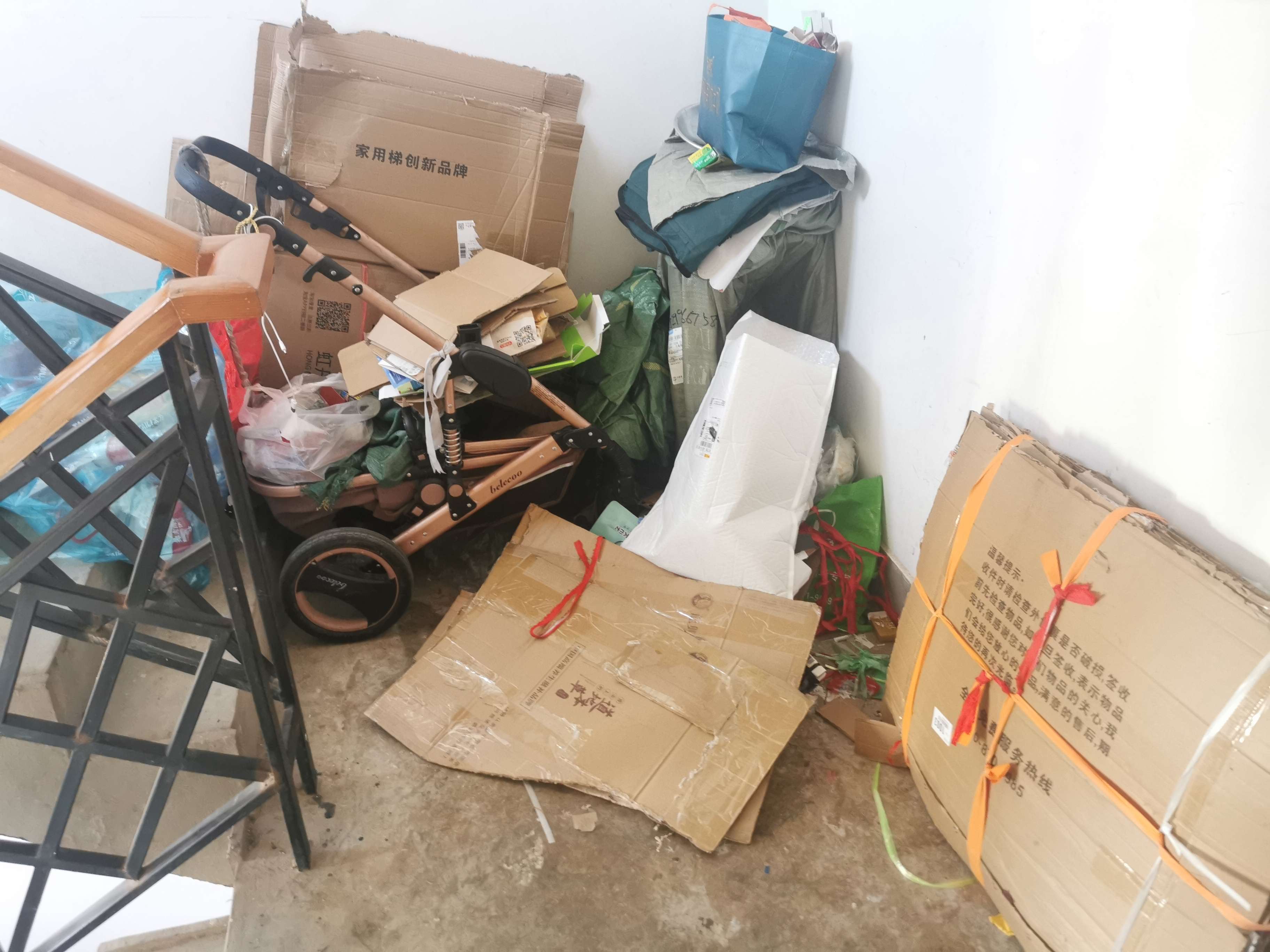 杭州竟火科技-楼道堵塞占用违法吗？怎么有效根治楼道堵塞现象？(图1)