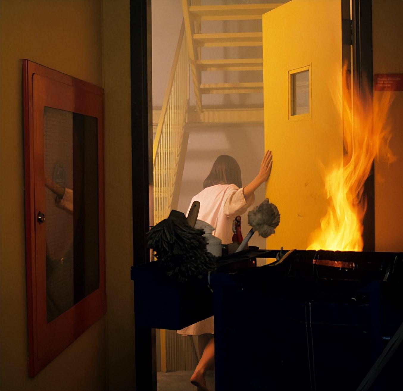 杭州竟火科技-楼道堵塞占用违法吗？怎么有效根治楼道堵塞现象？(图2)