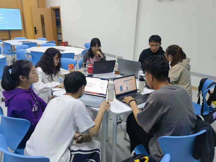 浙江高校为空调管道清洁配备“智能清洁工”(图1)