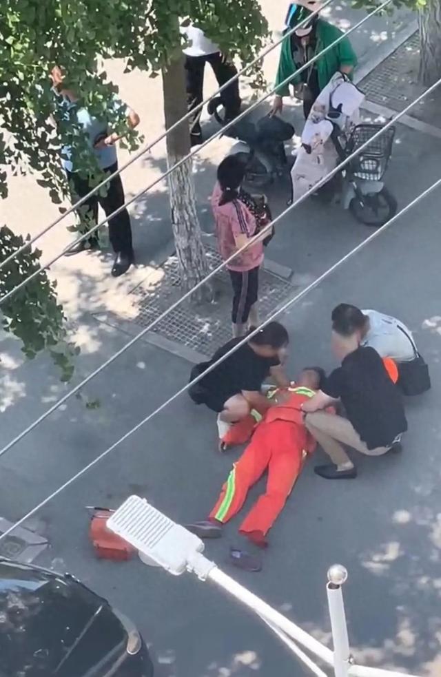 网友称保洁员树荫下避暑被批评后躺地哭泣？当地城管局回复(图1)