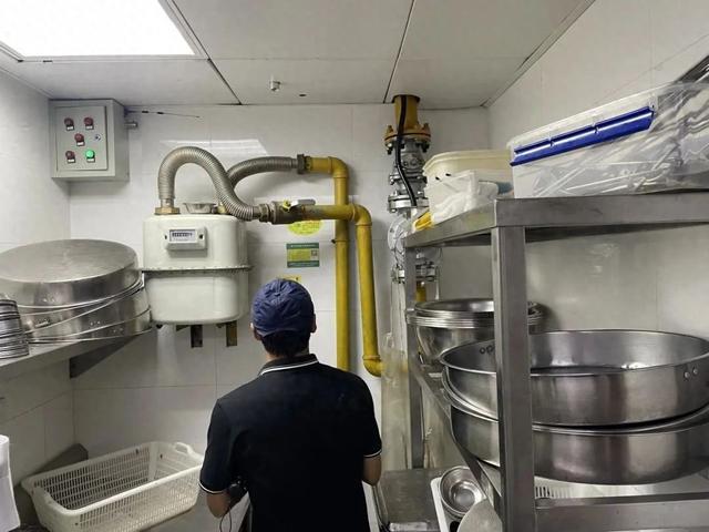 严管护平安他们持续开展安全检查工作(图1)