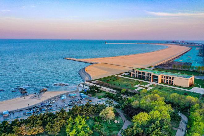 Kaiyun（中国体育）：践行“双碳”战略山东港口蓝色海岸披“绿”生金(图1)