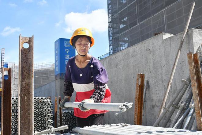 宁波镇海：高温“烤”验下的坚守(图3)