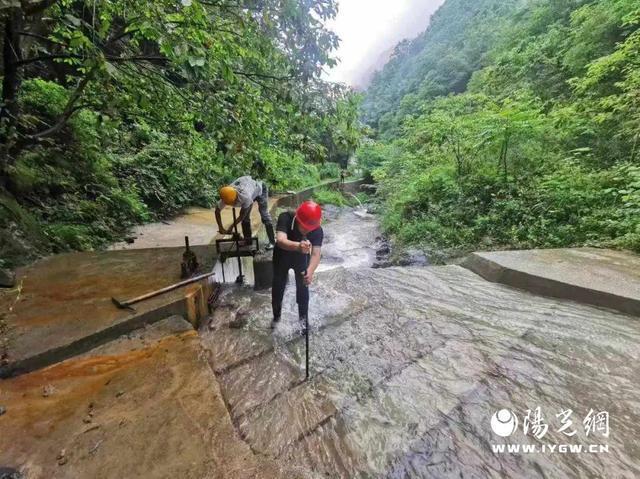 略阳县水务有限公司：以“备”度“汛”全力抢险切实保障汛期城乡供水安全(图2)