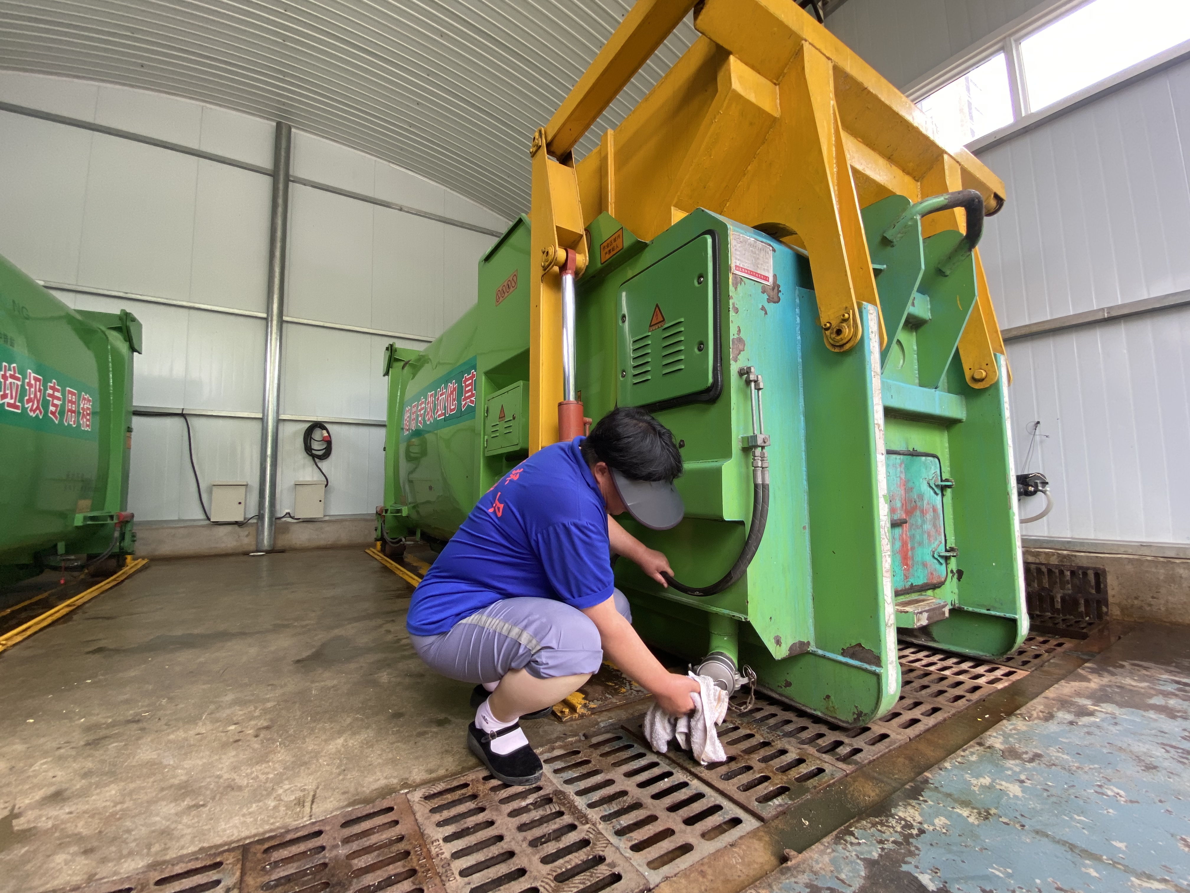 Kaiyun体育网站：高温作业不松劲深度保洁提品质(图1)