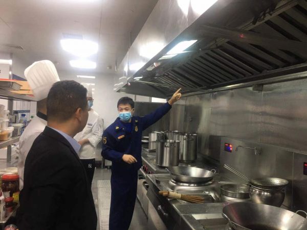 一个月数起厨房火灾消防员提醒定期清理油烟管道很重要(图1)