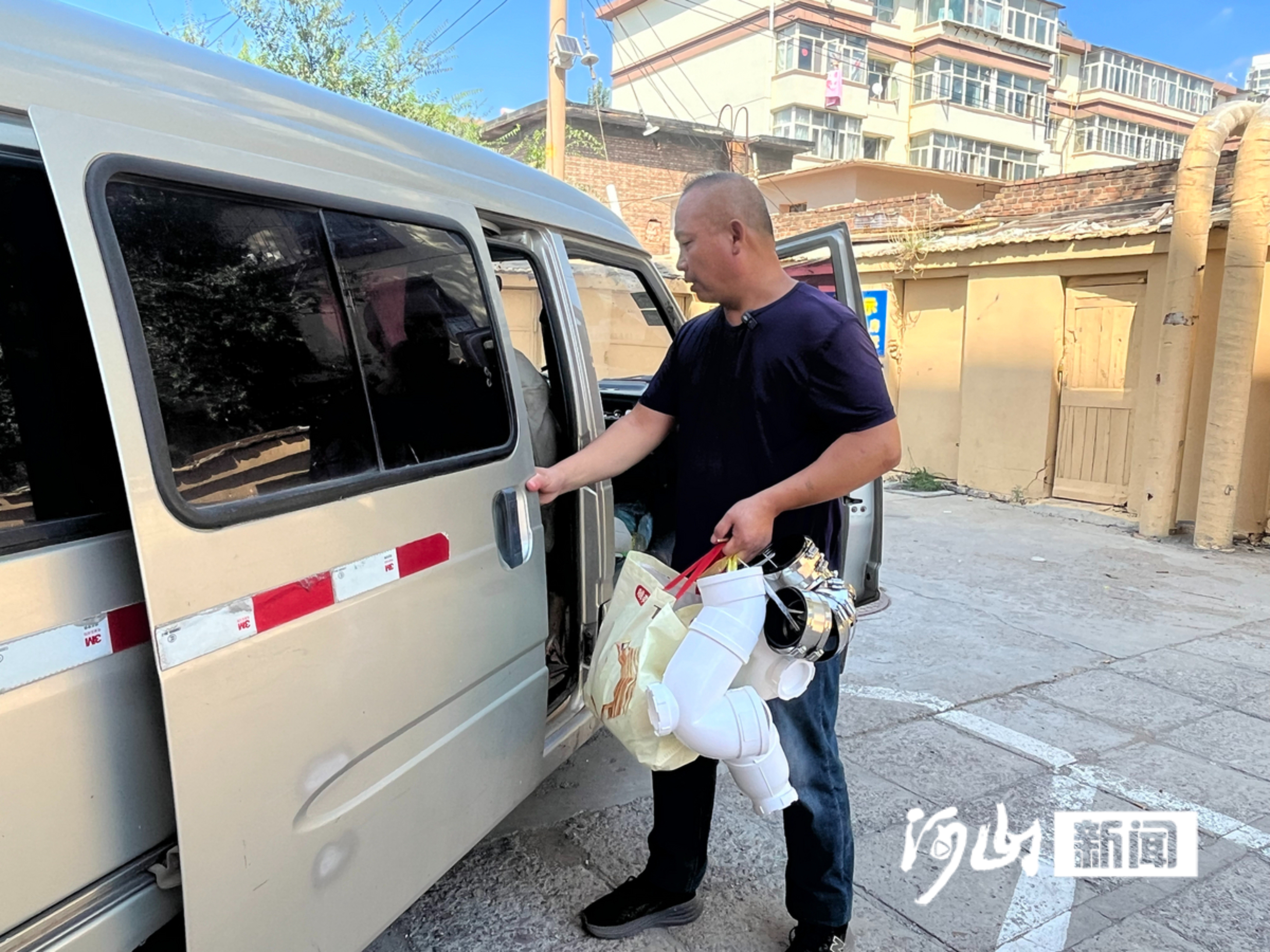 “揽活儿的渠道更多了真好!”维修师傅刘大森第一个在河山新闻客户端免费发布了管道疏通信息(图1)