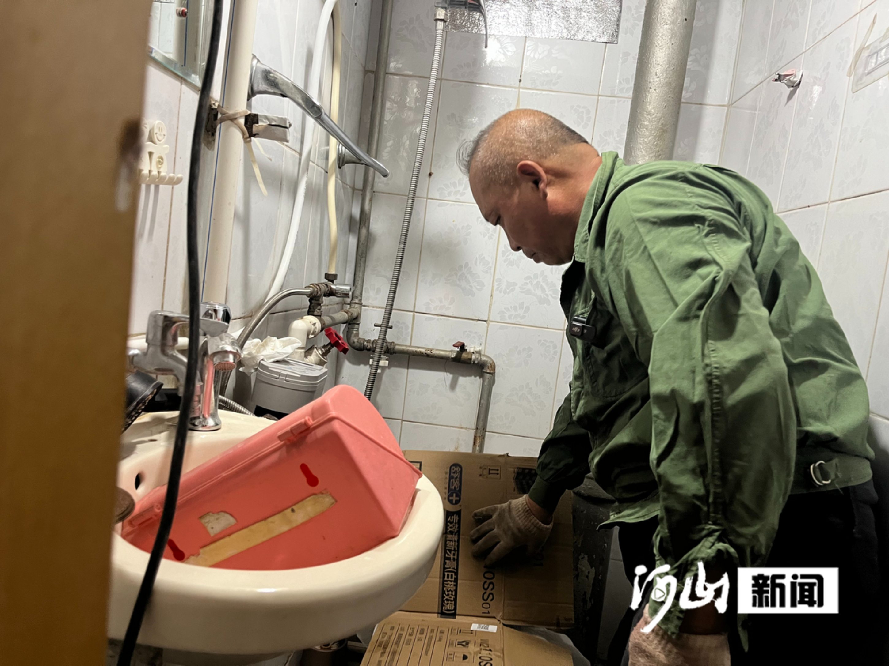 “揽活儿的渠道更多了真好!”维修师傅刘大森第一个在河山新闻客户端免费发布了管道疏通信息(图4)