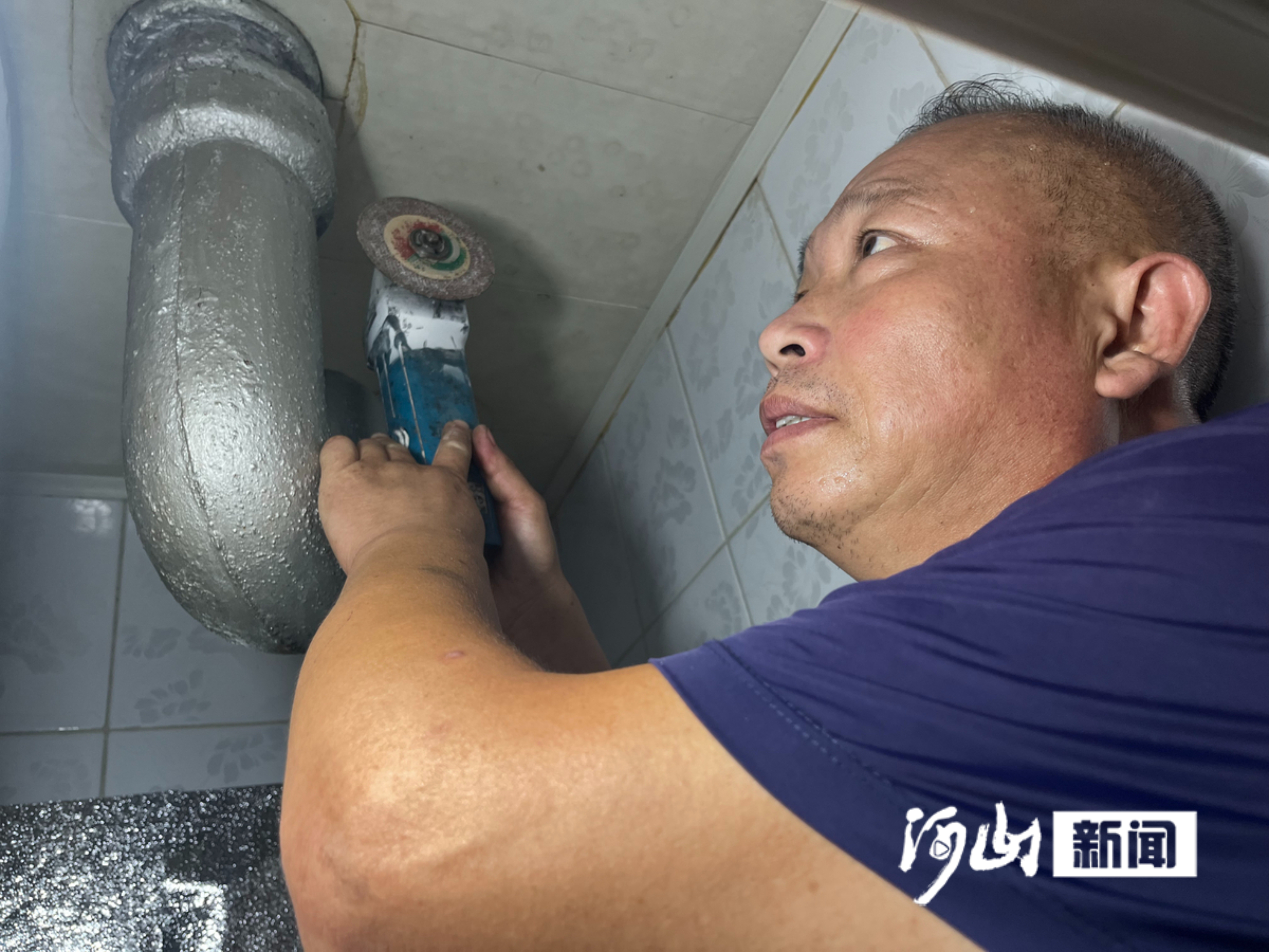 “揽活儿的渠道更多了真好!”维修师傅刘大森第一个在河山新闻客户端免费发布了管道疏通信息(图5)