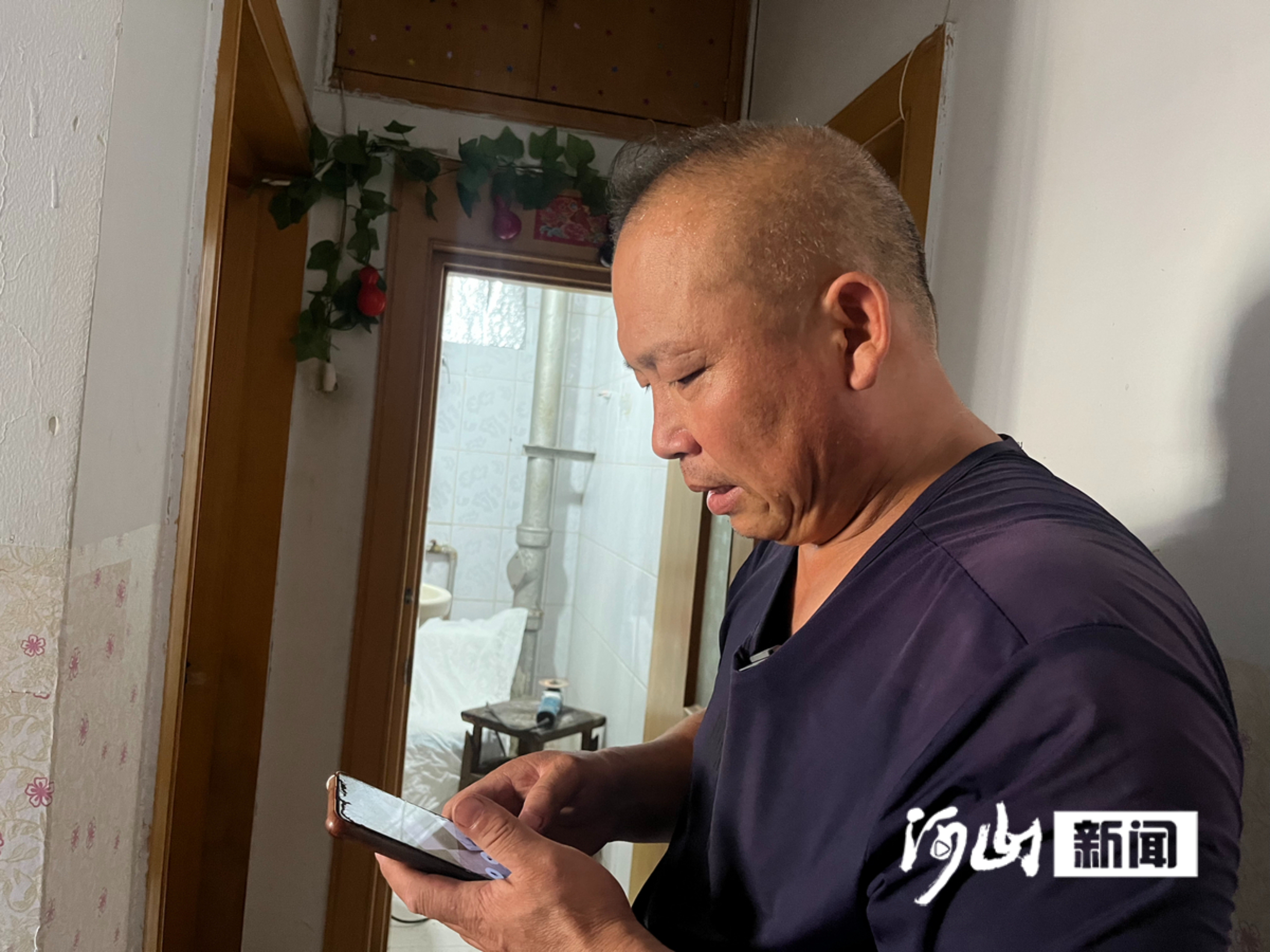 “揽活儿的渠道更多了真好!”维修师傅刘大森第一个在河山新闻客户端免费发布了管道疏通信息(图6)