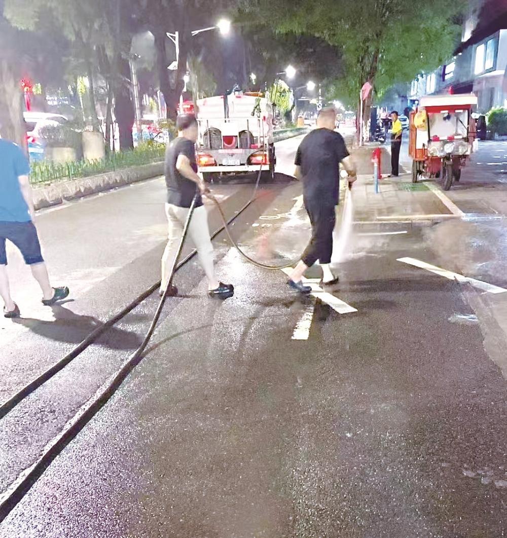 泉州：闹市施工致一地泥污目前路面已清洗(图1)