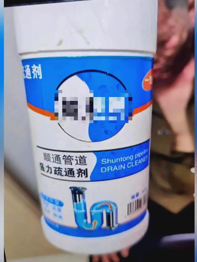 可怕!男子通马桶时双眼被灼伤几乎失明!这东西很多人家里都有(图1)