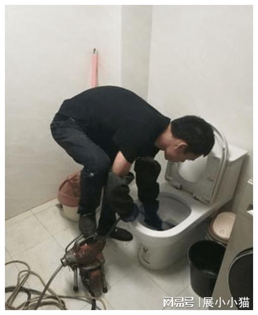 Kaiyun体育网站：下水道被油污堵了千万别用开水冲！简单一招家中管道畅通无阻(图2)