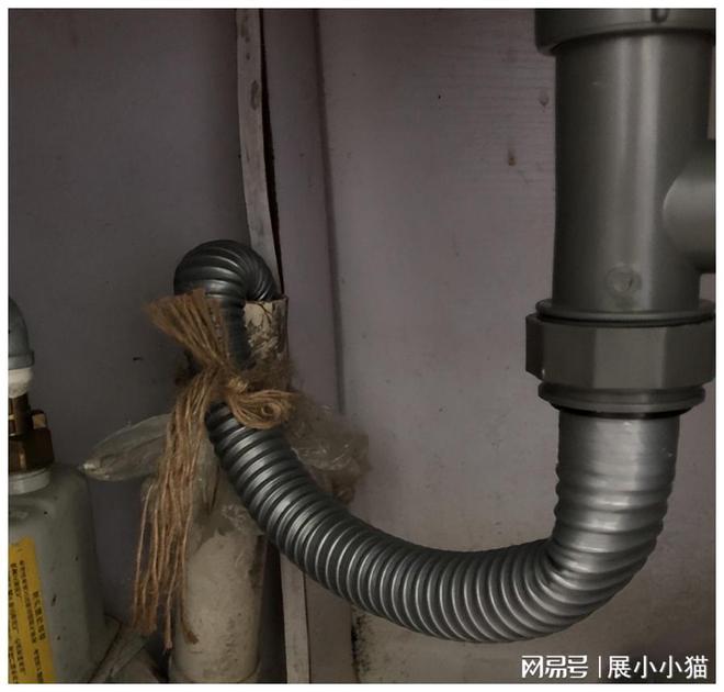 Kaiyun体育网站：下水道被油污堵了千万别用开水冲！简单一招家中管道畅通无阻(图5)