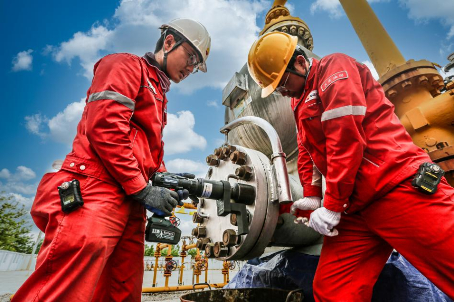 新华网：我国最大油气田累产油气当量突破10亿吨(图1)