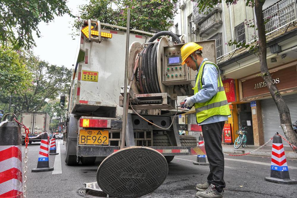“洗邋遢”不用等到“年廿八”广州水投排水公司帮助市民疏通管道清走脏污(图1)
