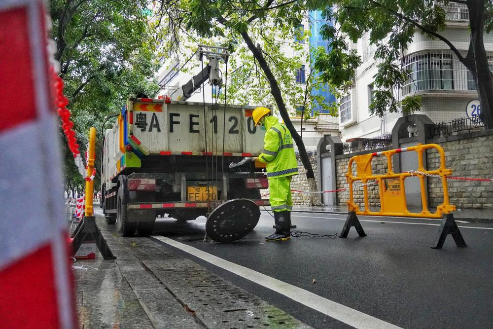 “洗邋遢”不用等到“年廿八”广州水投排水公司帮助市民疏通管道清走脏污(图2)