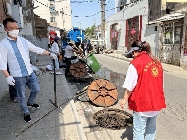 疏通下水道解决居民烦心事(图1)