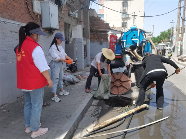 疏通下水道解决居民烦心事(图2)