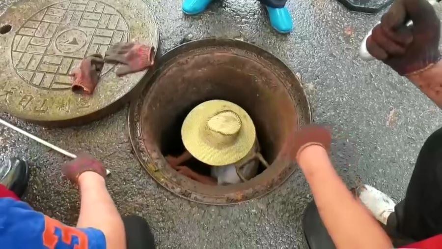 直击台风“烟花”积水严重宁波慈溪4人徒手清理污泥管道(图1)