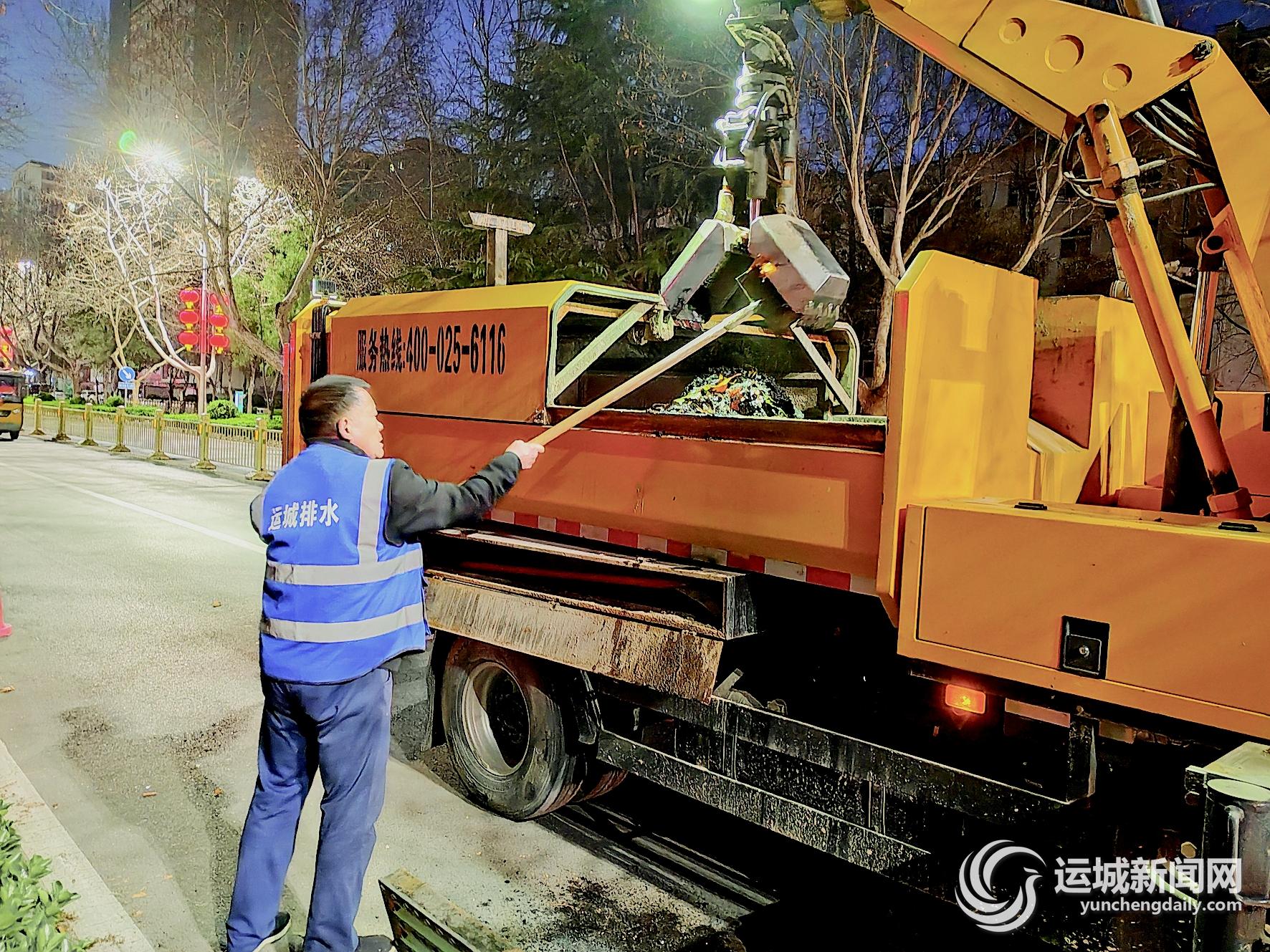 市城市管理局排水服务中心:清淤疏通管道保障排水畅通(图1)