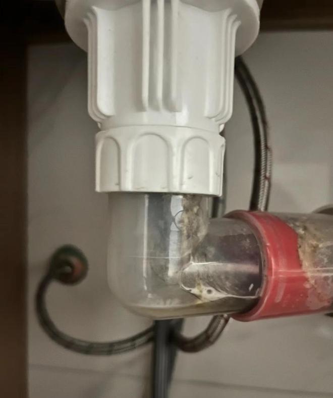 跟着呆鸡哥师傅看看生活中遇到管道堵塞该如何疏通？(图1)