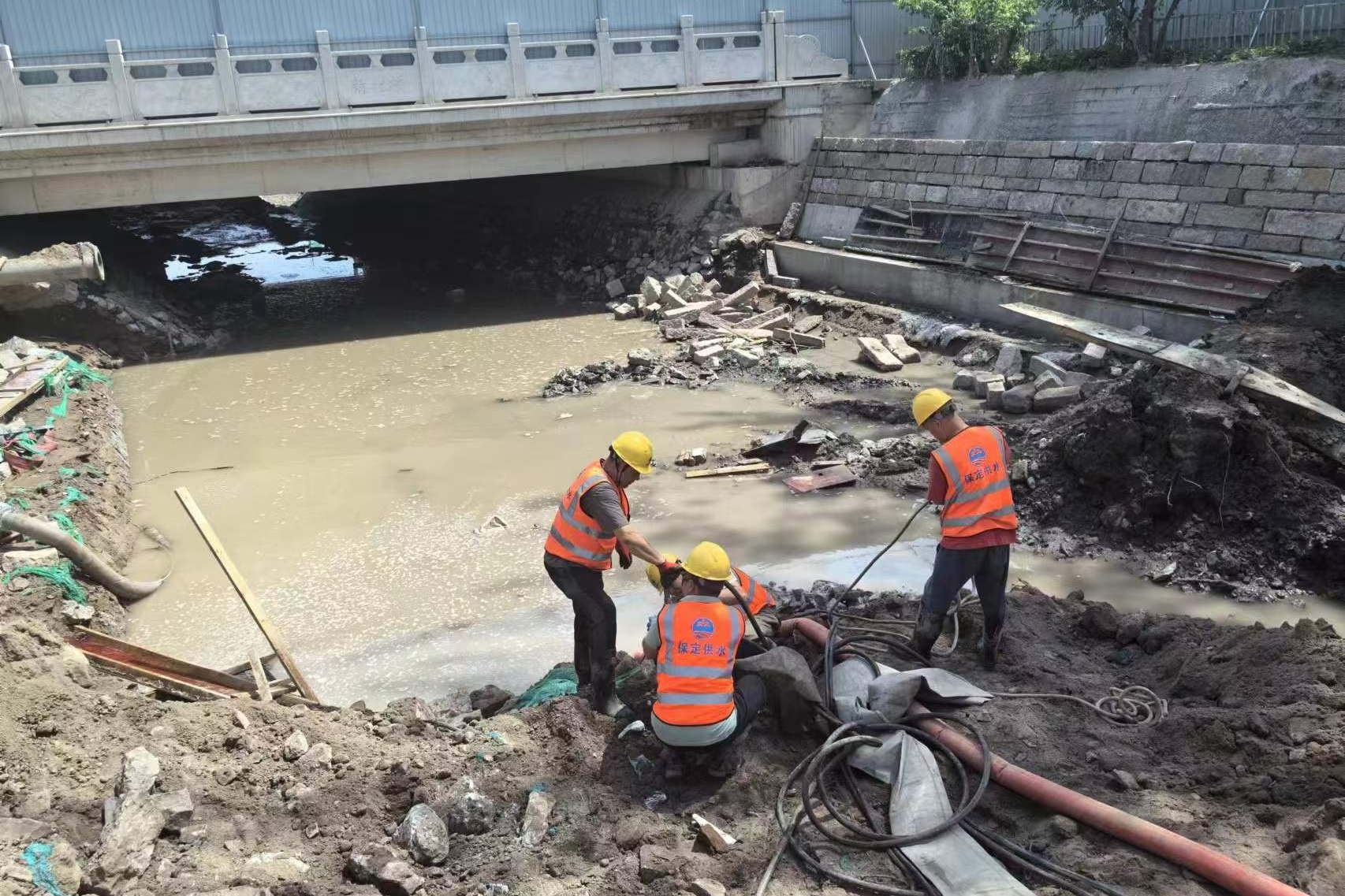 保定供水：争分夺秒修复受损管道全力保障节日用水无忧(图2)