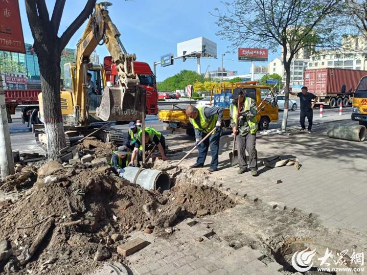 德州公路平原分中心开展排水设施专项清理工作_大众网(图1)