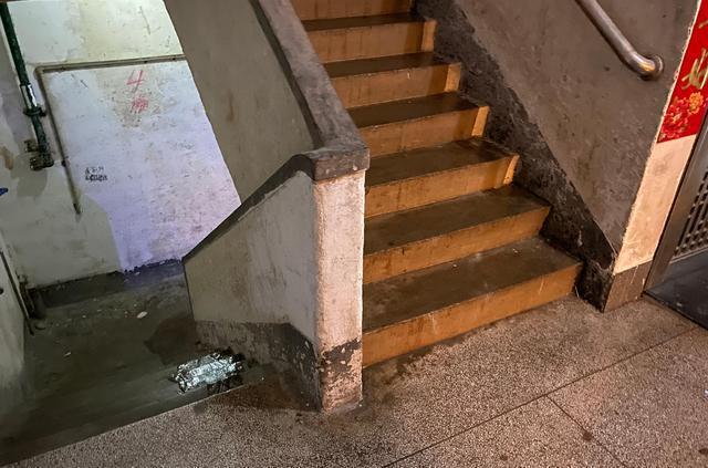 广州人清洗楼梯的方法简单粗暴惊呆了全国人民(图2)