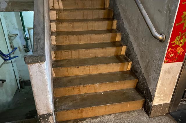 广州人清洗楼梯的方法简单粗暴惊呆了全国人民(图1)