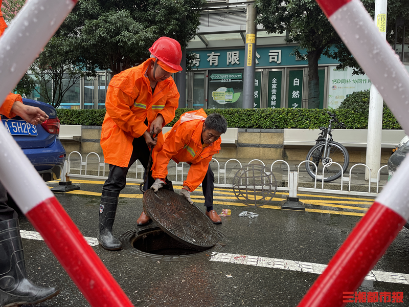 2024防汛火线丨淤泥污水中清理排水管道他们用双手打通城市地下“动脉”(图5)