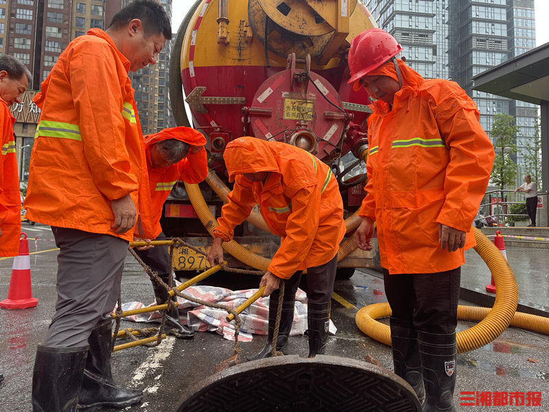 2024防汛火线丨淤泥污水中清理排水管道他们用双手打通城市地下“动脉”(图2)