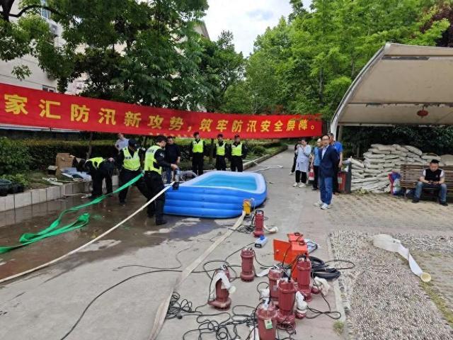 Kaiyun体育网站：台风“康妮”警报拉响！徐汇各街镇严阵以待保安全(图1)