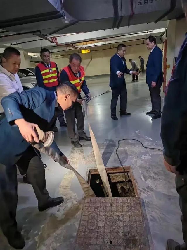 Kaiyun体育网站：台风“康妮”警报拉响！徐汇各街镇严阵以待保安全(图3)