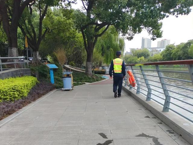 Kaiyun体育网站：台风“康妮”警报拉响！徐汇各街镇严阵以待保安全(图6)