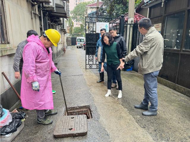 Kaiyun体育网站：台风“康妮”警报拉响！徐汇各街镇严阵以待保安全(图2)