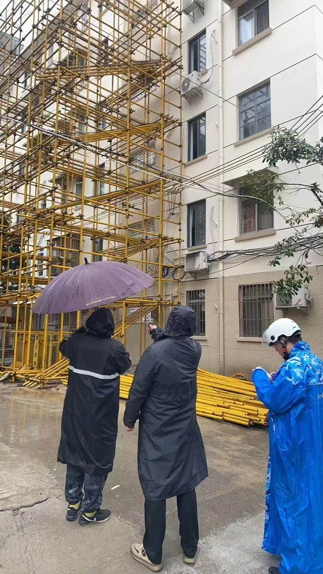 Kaiyun体育网站：台风“康妮”警报拉响！徐汇各街镇严阵以待保安全(图4)