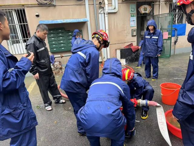 Kaiyun体育网站：台风“二连击”来自杨浦区的他们直面风雨、坚定守护！(图3)