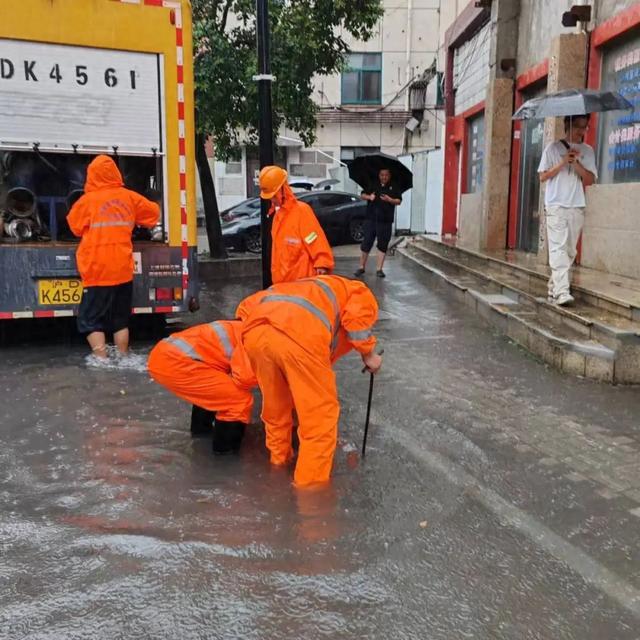 Kaiyun体育网站：台风“二连击”来自杨浦区的他们直面风雨、坚定守护！(图1)