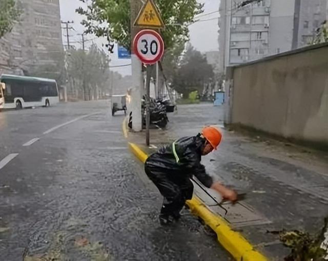 Kaiyun体育网站：台风“二连击”来自杨浦区的他们直面风雨、坚定守护！(图2)