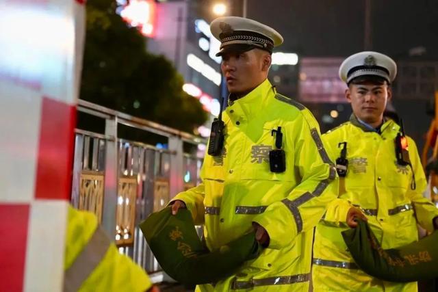 Kaiyun体育网站：台风“二连击”来自杨浦区的他们直面风雨、坚定守护！(图5)