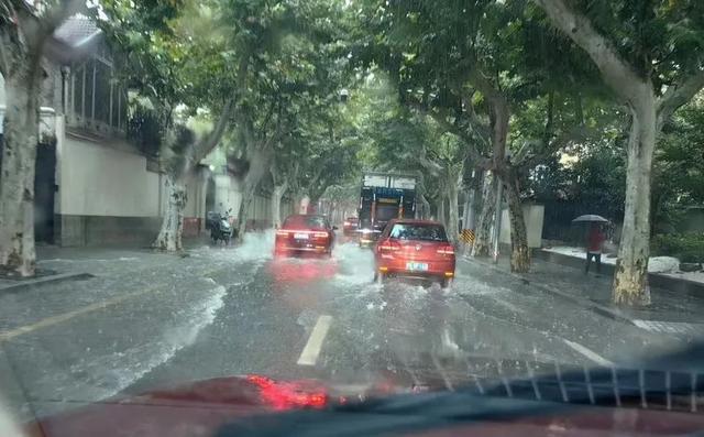 上海浦东、奉贤破降雨历史纪录！暴雨致积水严重水闸全开、泵车出动！334所学校停课！紧急提醒(图7)