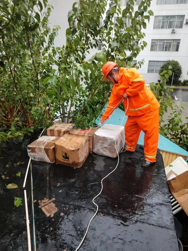 上海浦东、奉贤破降雨历史纪录！暴雨致积水严重水闸全开、泵车出动！334所学校停课！紧急提醒(图10)