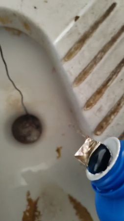 蹲厕管道壁垢怎么去除(图3)