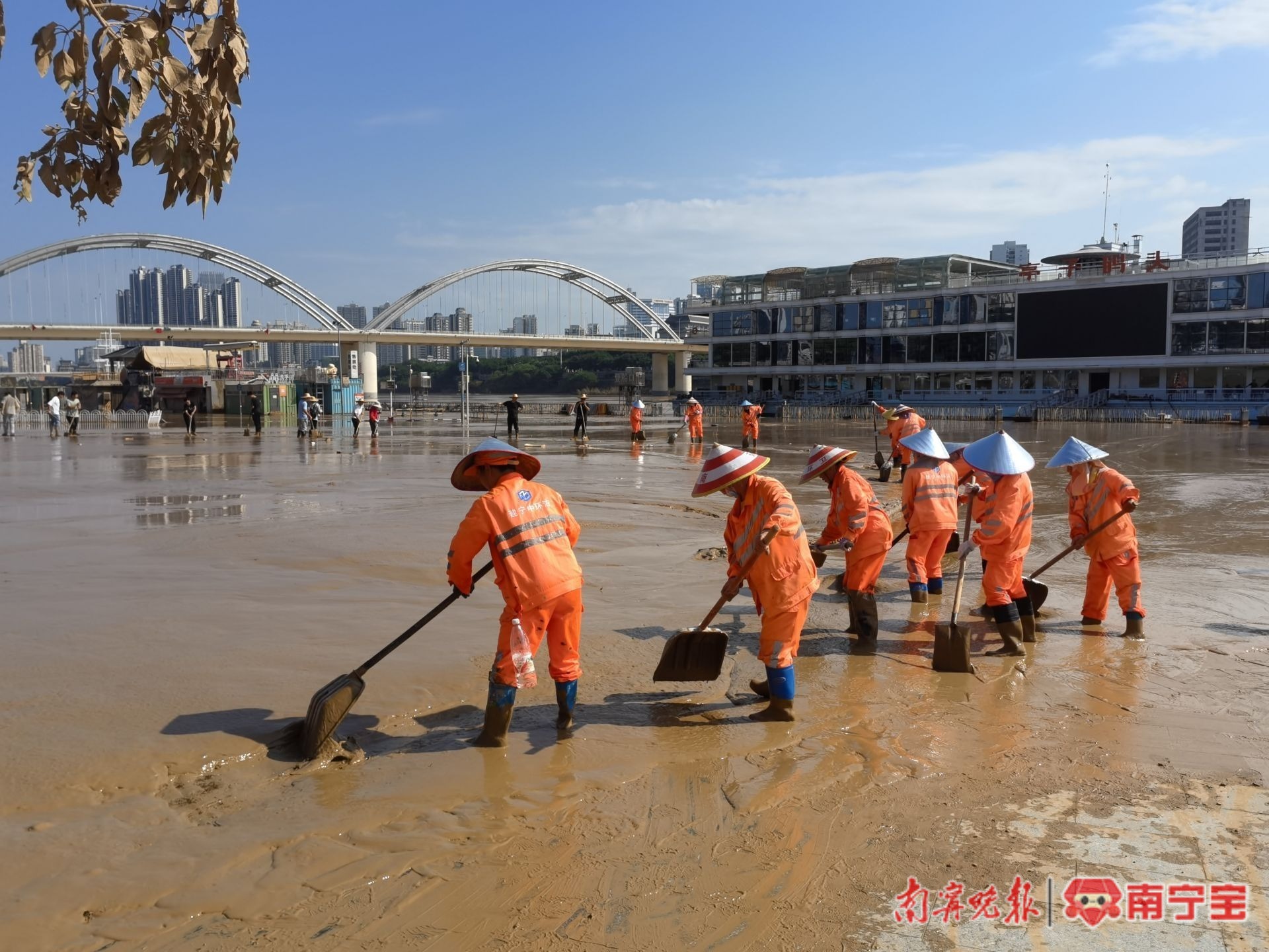 南宁建宁中环洁公司持续组织开展清淤作业邕江沿岸公园美丽容颜逐步回归(图3)