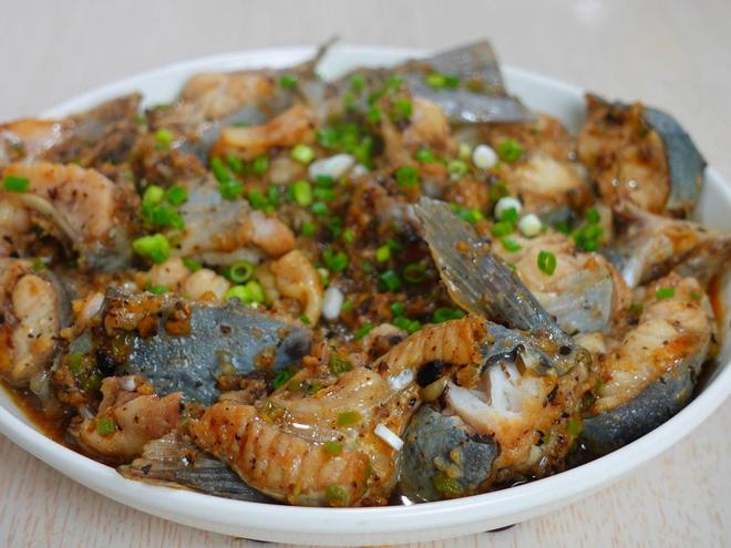 广西工人清下水道时被堵住管子吸不动发现十几条膘肥的大鲶鱼(图11)