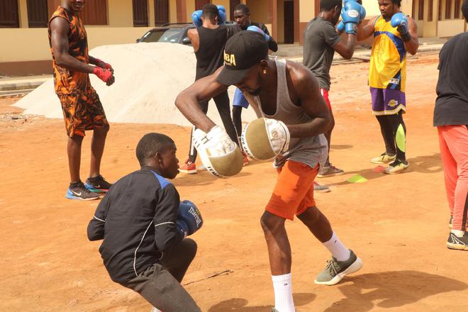 广西工人清下水道时被堵住管子吸不动发现十几条膘肥的大鲶鱼(图17)