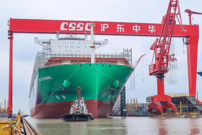 Kaiyun体育网站:全球首艘24000TEU级双燃料动力集装箱船提前10天出坞创多项纪录(图1)